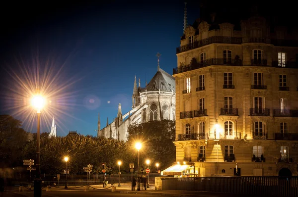 Notre Dame de Paris ночью. — стоковое фото