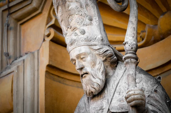 Estatua del sacerdote con el bastón . — Foto de Stock