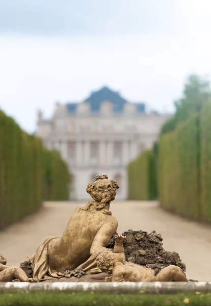 Escultura no jardim de Versalhes . — Fotografia de Stock