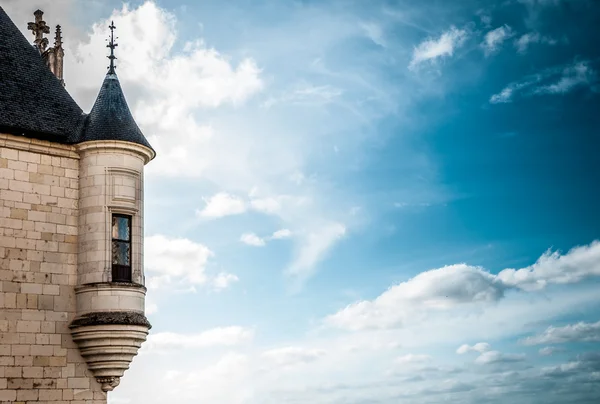 Burgturm mit Fenster vor dunkelblauem Himmel. — Stockfoto