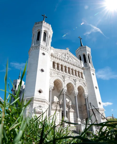 Vista da Basílica de Notre Dame de Fourviere em um dia ensolarado . Imagens Royalty-Free