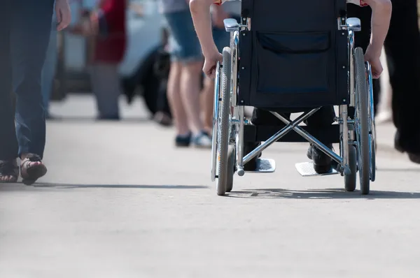 Disabile sulla sedia a rotelle. Foto Stock