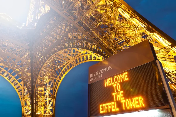 밤에는 에펠 탑. 스톡 사진