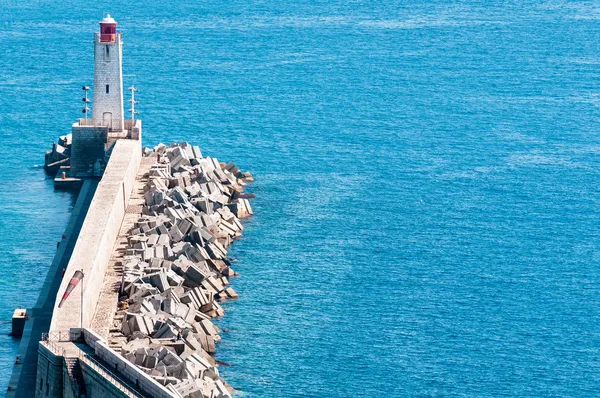 Faro moderno a orillas del mar . Imagen De Stock