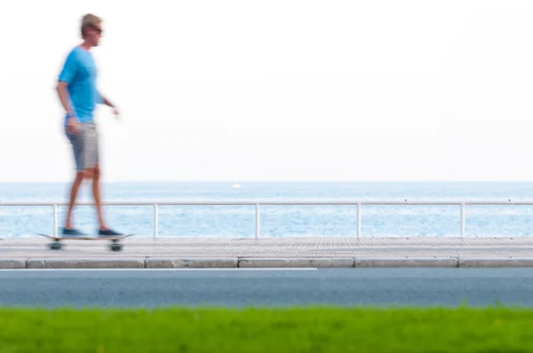 Mann auf Skateboard. lizenzfreie Stockfotos