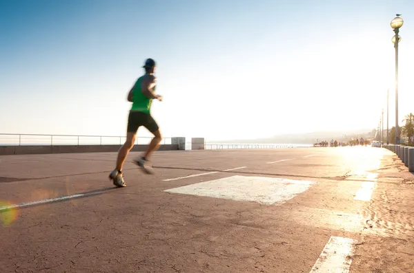 L'uomo che corre al mare . Immagine Stock