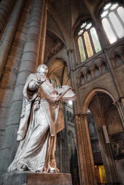 Standbeeld in saint denis basiliek. Rechtenvrije Stockfoto's