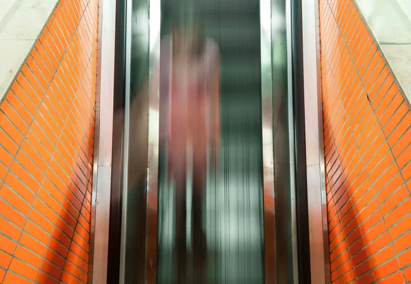 Vue de dessus sur la personne floue sur l'escalier roulant . Images De Stock Libres De Droits