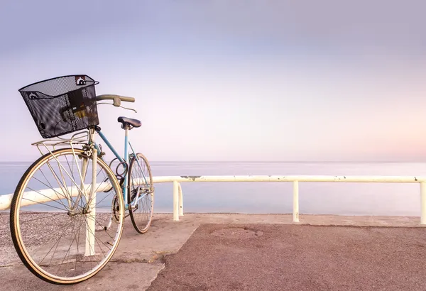 Altes Fahrrad am Meer. Stockfoto