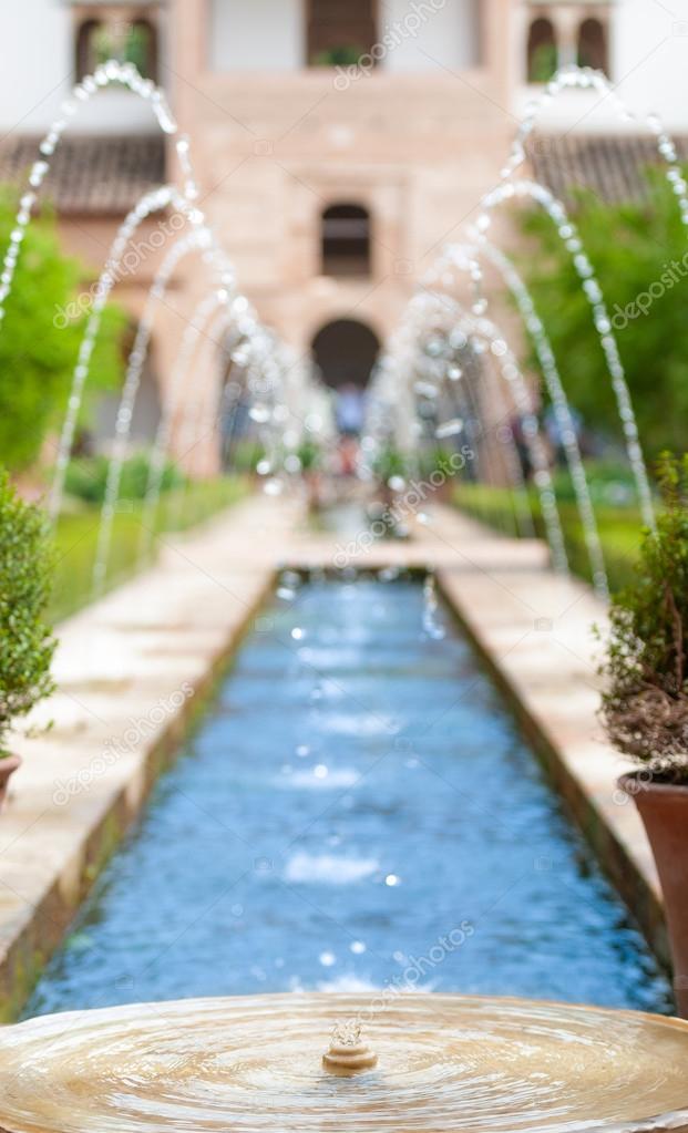 スペイン ヨーロッパのアルハンブラ宮殿の庭園の噴水 ストックエディトリアル用写真 C Kyolshin