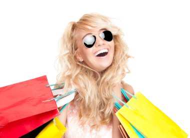 mutlu ve güzel genç kadın ile alışveriş torbaları.