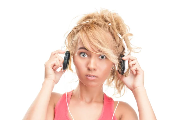 Bela mulher jovem surpreso com fones de ouvido . — Fotografia de Stock