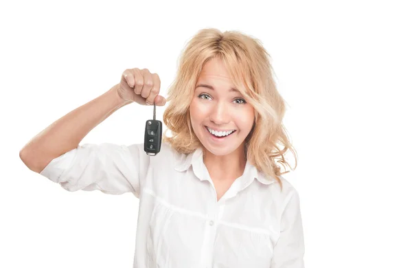 Gelukkig jonge vrouw met auto sleutel op wit. — Stockfoto