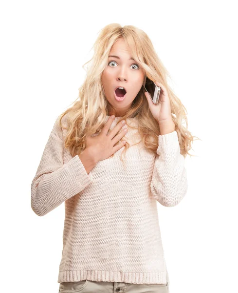 Mujer joven conmocionada hablando por teléfono en blanco . — Foto de Stock