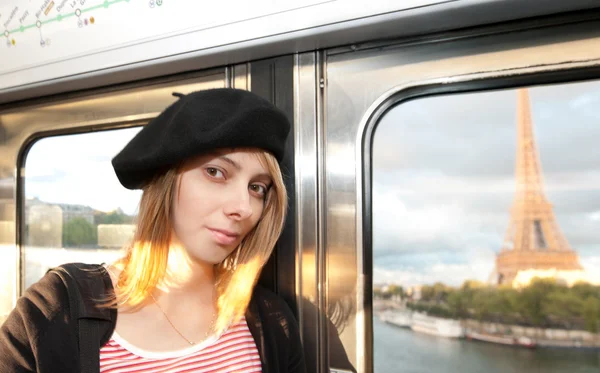 Νεαρή γυναίκα στο μετρό του Παρισιού. — Φωτογραφία Αρχείου