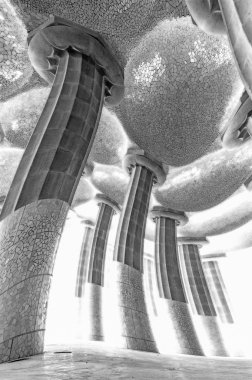 parlak güneş ışığı ile eski bina sütunlar.