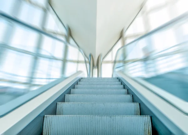 Vista de la escalera mecánica en el centro de negocios en movimiento . — Foto de Stock