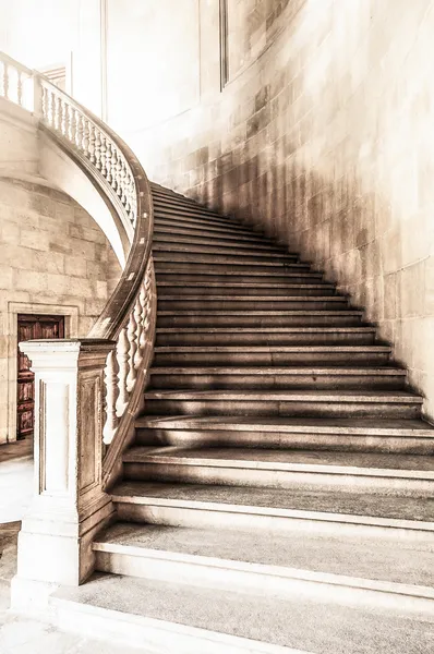 Vue vintage de l'escalier en colimaçon en marbre . — Photo
