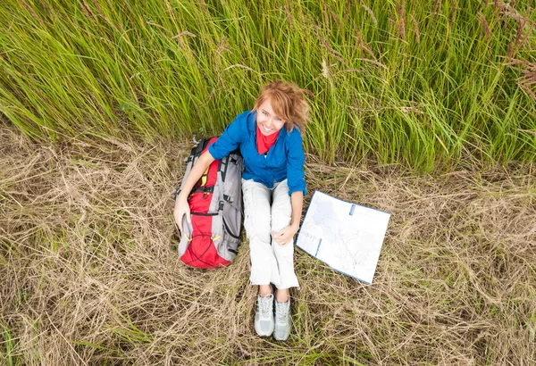 Junge Touristin ruht sich auf Feld aus. — Stockfoto