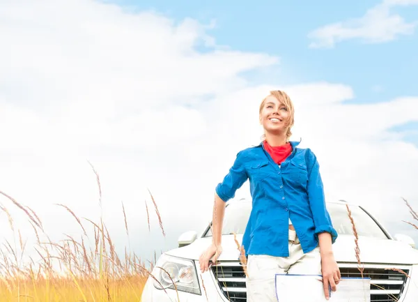 Turista mujer delante de coche en el campo de verano . — Foto de Stock