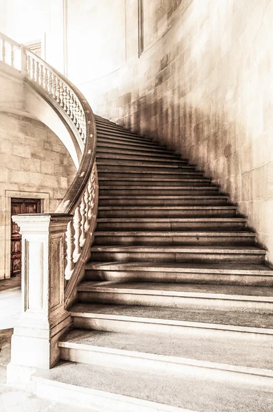 Винтажный вид мраморной винтовой лестницы . Стоковое Фото