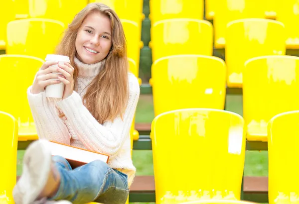 Jonge vrouwelijke student rust buiten. — Stockfoto