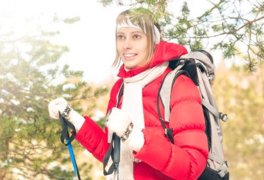 genç kadın ormanda kış güneşli günde Kayak.