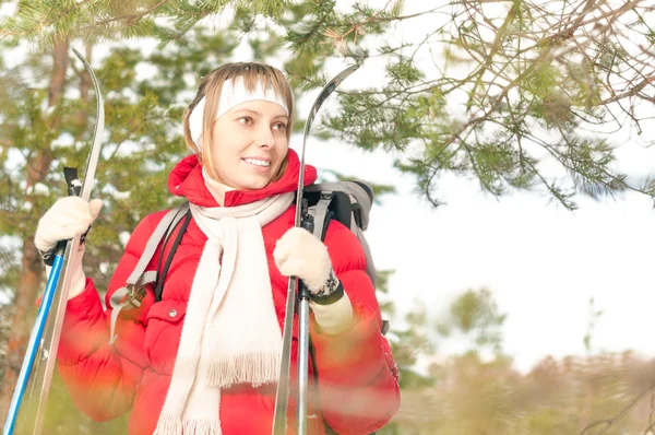 Junge Frau beim Skifahren im Wald an einem sonnigen Wintertag. — Stockfoto