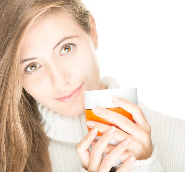 Hübsche junge Frau mit Becher auf weißem Hintergrund. — Stockfoto