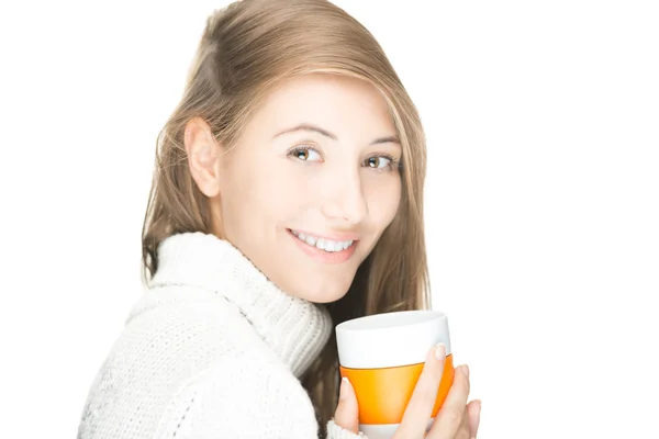 Mujer joven bonita con taza sobre fondo blanco . — Foto de Stock