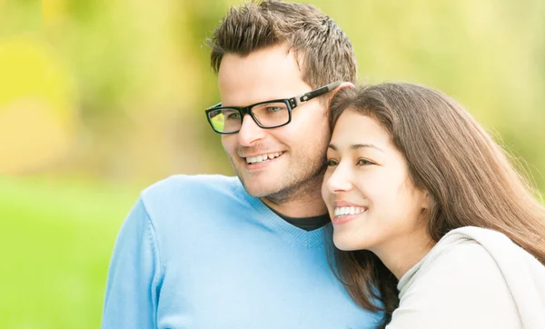 Portret van gelukkig jonge man en vrouw in park. — Stockfoto