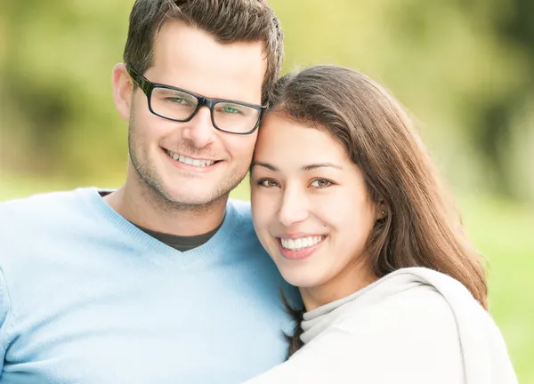 Portret van gelukkig jonge man en vrouw in park. — Stockfoto