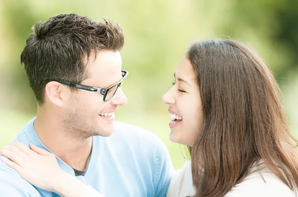 Portret szczęśliwy młody mężczyzna i kobieta w parku. — Zdjęcie stockowe