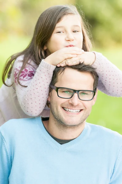 Vackra dotter och far i park. — Stockfoto