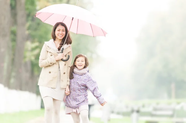 Mãe feliz e filha andando no parque . — Fotografia de Stock