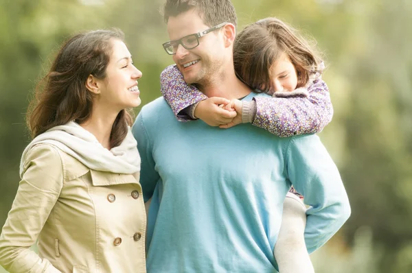 Glad familj på tre ha roligt utomhus. — Stockfoto