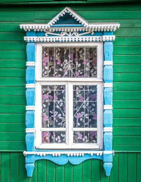 Eski geleneksel Rus ahşap ev pencere. — Stok fotoğraf
