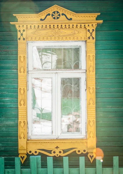 Venster van oude traditionele Russische houten huis. — Stockfoto