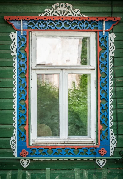 Venster van oude traditionele Russische houten huis. — Stockfoto