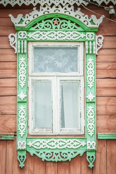 Venster van oude traditionele Russische houten huis. — Stockfoto