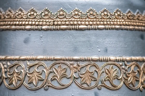 Zvon v detailech: kovová zlatá ozdoba. — Stock fotografie