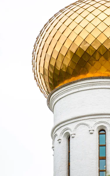 Золотой луковый купол древнерусской церкви . — стоковое фото