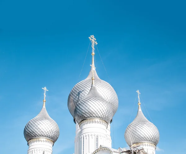 Cúpulas da igreja russa contra o céu azul . — Fotografia de Stock