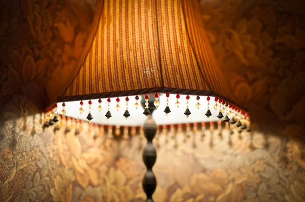 Klassisk lampa med svagt ljus nära vägg. — Stockfoto