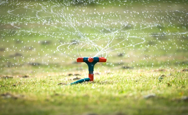 Sistema de rega de jardim com sprays em espiral . — Fotografia de Stock