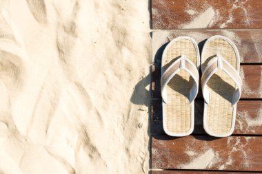 sunny Beach boardwalk tarihinde kum ve flip flop'lar.