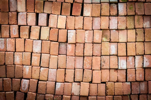 Pared de nuevos ladrillos rojos apilados en filas . — Foto de Stock