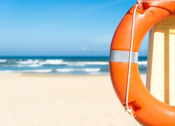 Seascape com boia salva-vidas, céu azul e praia de areia . Fotografias De Stock Royalty-Free