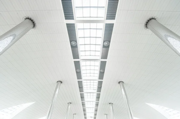 Colunas de metal e teto de vidro moderno no aeroporto . — Fotografia de Stock