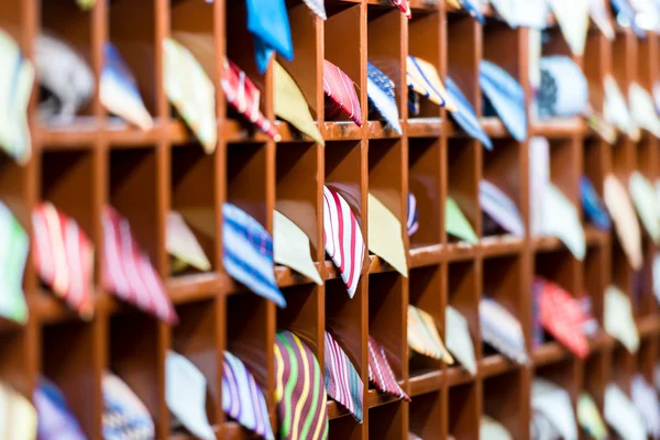 Regalreihen mit bunten Krawatten im Geschäft. — Stockfoto